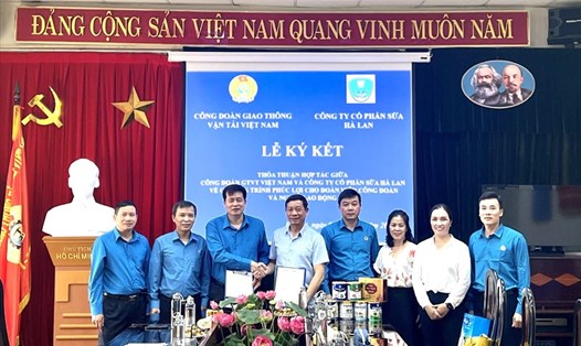 Lãnh đạo Công đoàn Giao thông Vận tải Việt Nam và lãnh đạo Công ty cổ phần sữa Hà Lan ký thoả thuận hợp tác. Ảnh: CĐGT
