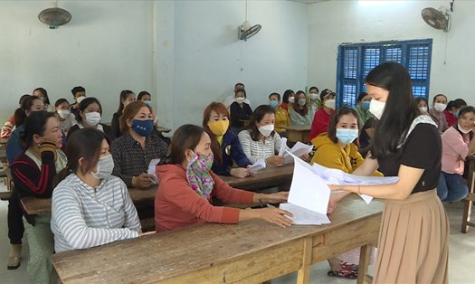 Phụ huynh nhận phiếu đăng ký chọn nhóm môn học cho con em mình sau khi được tư vấn tại Trường THPT Nguyễn Trường Tộ (TP Tuy Hòa).
