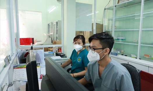Nhân viên y tế tất bật với công việc tại Trạm Y tế phường 26, quận Bình Thạnh, TPHCM. Ảnh: Nguyễn Ly