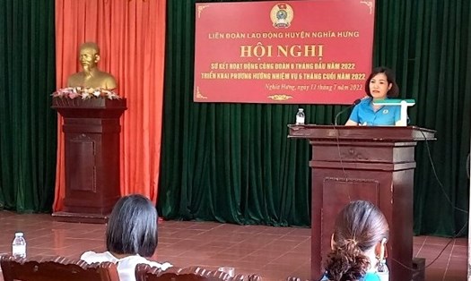 Bà Bùi Ánh Nguyệt – Phó Chủ tịch LĐLĐ tỉnh Nam Định phát biểu tại hội nghị. Ảnh: CĐNĐ