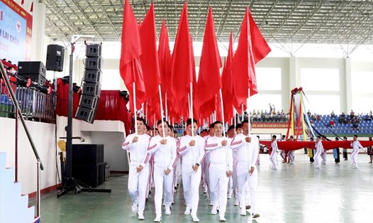 Màn diễu hành khối hồng kỳ trong Lễ khai mạc Đại hội TDTT tỉnh Lai Châu lần thứ V, năm 2022. Ảnh: Kim Anh