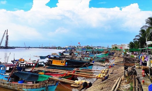 Ảnh hưởng mưa dông kéo dài, nhiều tàu cá tại tỉnh Bạc Liêu vào nơi trú tránh. Ảnh: Nhật Hồ