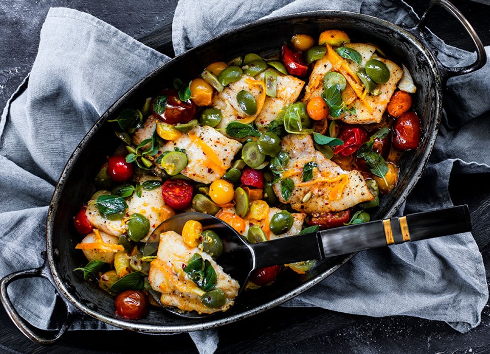 Công thức làm món cá tuyết nướng ôliu thơm ngon, lạ miệng. Ảnh: Dish Magazine