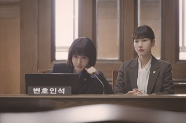 Park Eun Bin, Ha Yun Kyung trong phim. Ảnh: ENA.