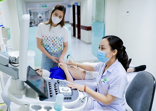 Bác sĩ khám cho trẻ mắc các triệu chứng hậu COVID-19. Ảnh: BVCC
