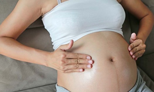Mẹ bầu tiết nhiều mồ hôi hơn khi mang thai. Ảnh: AFP