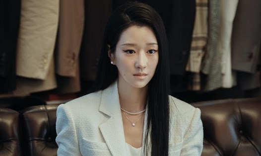 Seo Ye Ji trong "Eve". Ảnh: Poster phim.