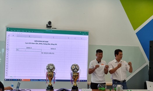 Lễ bốc thăm, chia bảng cho các đội tham dự Giải thể thao Khu kinh tế Đông Nam và các Khu công nghiệp tỉnh Nghệ An năm 2022.  Ảnh: QĐ