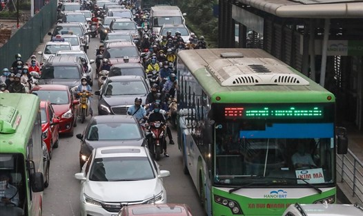 Xe buýt nhanh BRT Hà Nội trong giờ cao điểm. Ảnh: ĐT