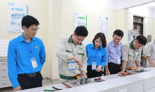Chị Nguyễn Thị Thủy tại Hội thi thợ giỏi cấp huyện năm 2022 do LĐLĐ huyện Đan Phượng (Hà Nội) tổ chức. 
Ảnh: NVCC