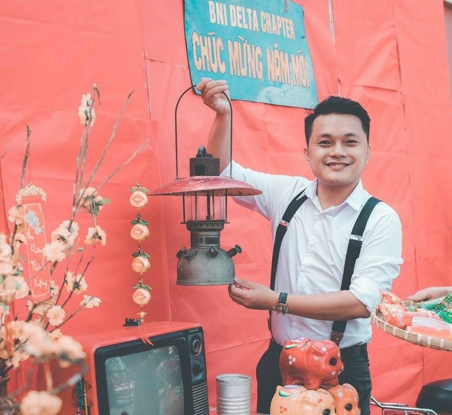 Với anh Võ Hữu Ngọc, hát Lô tô là đam mê, là tình yêu và là cả nhiệt huyết của bản thân. Ảnh: NVCC