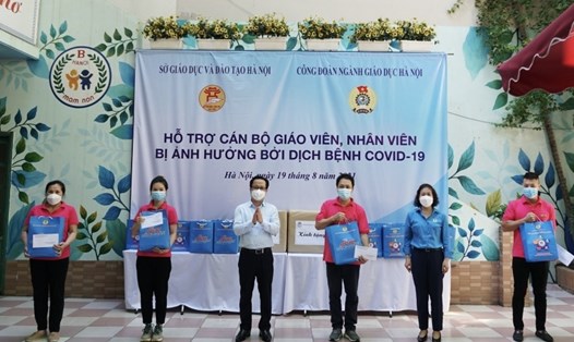Công đoàn ngành Giáo dục Hà Nội phối hợp với Sở Giáo dục và Đào tạo Hà Nội trao quà hỗ trợ cán bộ, giáo viên, nhân viên bị ảnh hưởng bởi dịch COVID-19 năm 2021 (ảnh minh hoạ). Ảnh: CĐN