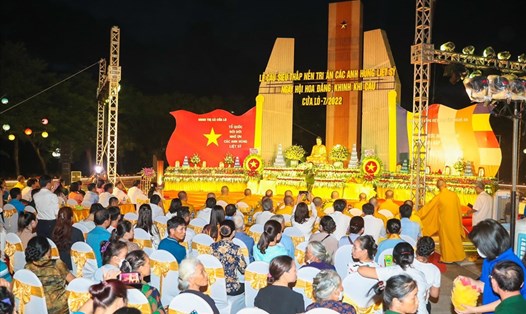 Quang cảnh Lễ cầu siêu, thắp nến tri ân tại Đài tưởng niệm liệt sĩ thị xã Cửa Lò ( Nghệ An). Ảnh: Minh Khuê
