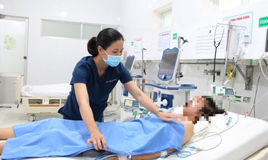 Nhân viên y tế ở Bệnh viện Nhi Đồng Nai, đặc biệt là các điều dưỡng phải liên tục làm việc "tua 2", chăm sóc nhiều bệnh nhân sốt xuất huyết cùng một lúc.  Ảnh: Hà Anh Chiến