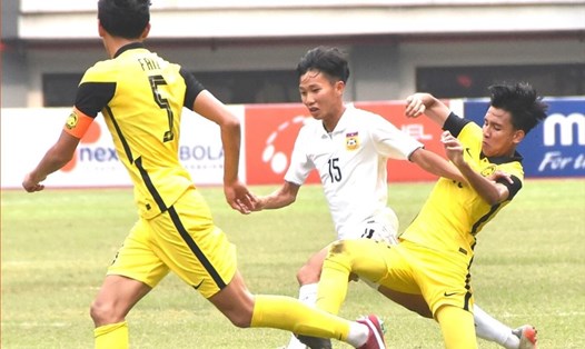 U19 Lào (áo trắng) hứa hẹn sẽ tiếp tục đánh bại U19 Malaysia ở trận chung kết, như đã làm tại vòng bảng. Ảnh: LFF