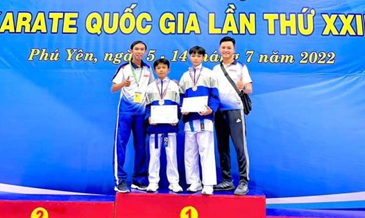 Nguyễn Đỗ Trung Kiến, đoàn TX.Bến Cát (thứ 2 từ trái sang) mang về tấm huy chương vàng quý giá cho Karate Bình Dương. Ảnh: T.H