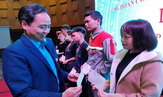 Chủ tịch LĐLĐ thị xã Sapa Nguyễn Ngọc Hưng trao tiền hỗ trợ cho đoàn viên.