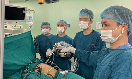 Các bác sĩ đang thực hiện một ca phẫu thuật cho bệnh nhân ung thư. Ảnh minh họa: Mai Thanh