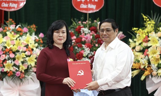 Thủ tướng Phạm Minh Chính trao quyết định Bí thư Ban Cán sự Đảng, Quyền Bộ trưởng Bộ  Y tế. Ảnh: Hải Nguyễn