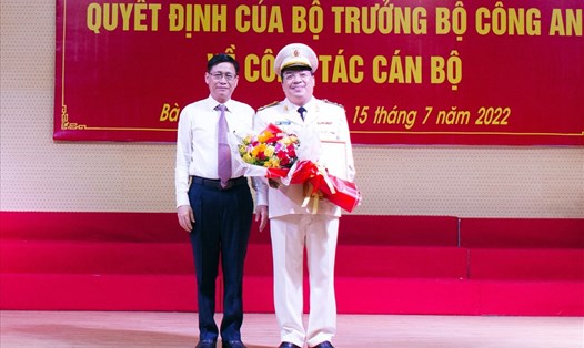 Ông Lê Ngọc Khánh - Phó Chủ tịch UBND tỉnh tặng hoa chúc mừng Tân Phó Giám đốc Công an tỉnh. Ảnh: T.N