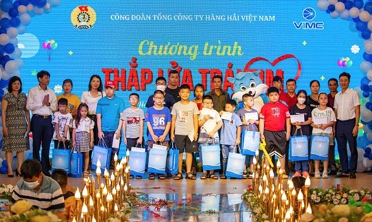 Lãnh đạo Công đoàn Tổng Công ty Hàng hải Việt Nam tặng quà con đoàn viên. Ảnh: CĐHH