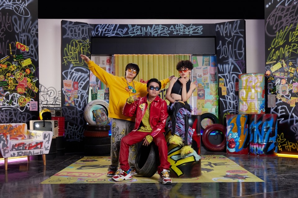 Rapper tlinh và Low G kết hợp trong “Hop on da show”