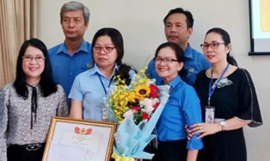 LĐLĐ tỉnh Đồng Nai tuyên dương khen thưởng đoàn viên Lê Thị Vân, làm việc tại Công ty TNHH Yupoong Việt Nam. Ảnh: N.H