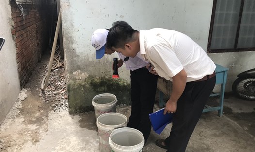 Diệt loăng quăng bọ gậy phòng ngừa bệnh sốt xuất huyết ở Đồng Nai. Ảnh: Hà Anh Chiến