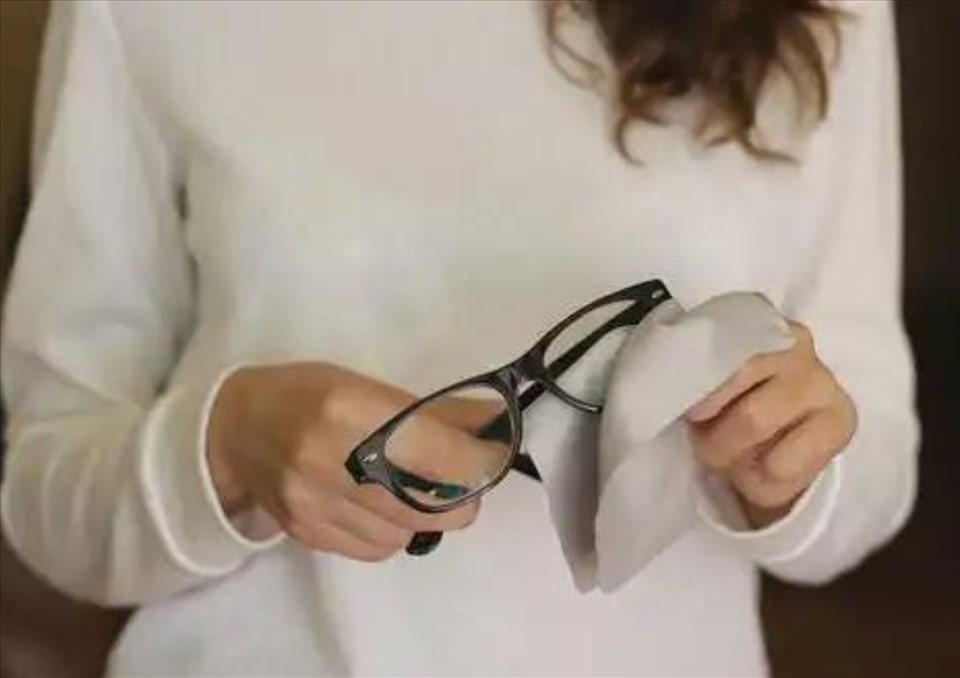 5 mẹo làm mờ vết xước trên mắt kính hiệu quả