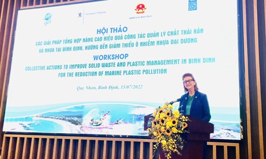 Bà Caitlin Wiesen - Trưởng đại diện thường trú UNDP tại Việt Nam phát biểu về hỗ trợ Việt Nam đẩy nhanh phân loại chất thải nhựa. Ảnh: H.Giang