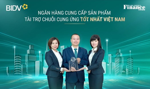 Đại diện BIDV với Giải thưởng Ngân hàng cung cấp sản phẩm tài trợ chuỗi cung ứng tốt nhất Việt Nam