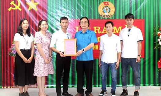 Lãnh đạo Công đoàn các Khu công nghiệp tỉnh trao Quyết định thành lập Công đoàn cơ sở Công ty TNHH Điện tử BYD Việt Nam.
