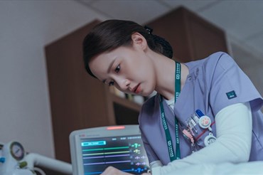 YoonA - SNSD lần đầu đóng vai y tá trên màn ảnh. Ảnh: Poster MBC.