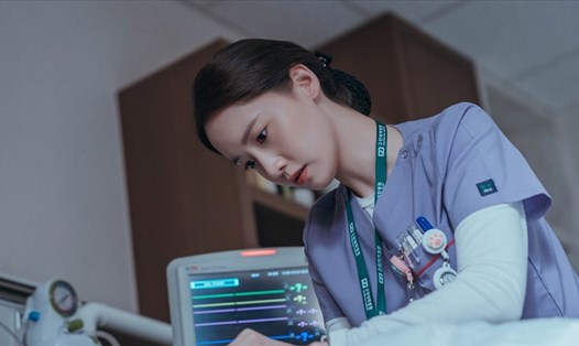 YoonA - SNSD lần đầu đóng vai y tá trên màn ảnh. Ảnh: Poster MBC.