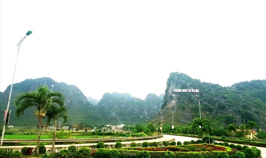Bảng quảng bá "Phong Nha Kẻ Bàng" được gắn ở gần đỉnh ngọn núi đá vôi cạnh đường vào động Phong Nha. Ảnh: Lê Phi Long