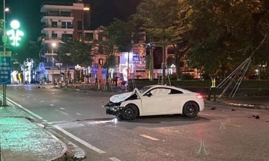 Hiện trường vụ tai nạn khiến 3 người trong gia đình tử vong tại Bắc Giang đêm 2.6. Ảnh: CA