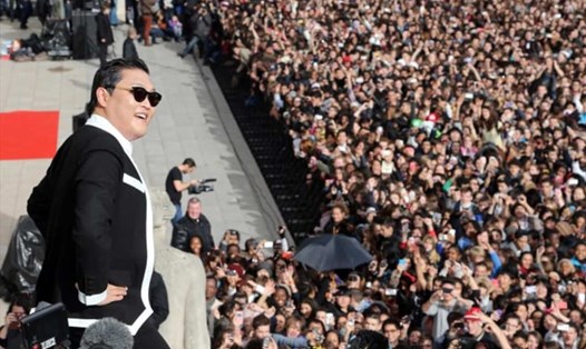 Psy biểu diễn "Gangnam Style" tại Paris năm 2012. Ảnh: CNN.