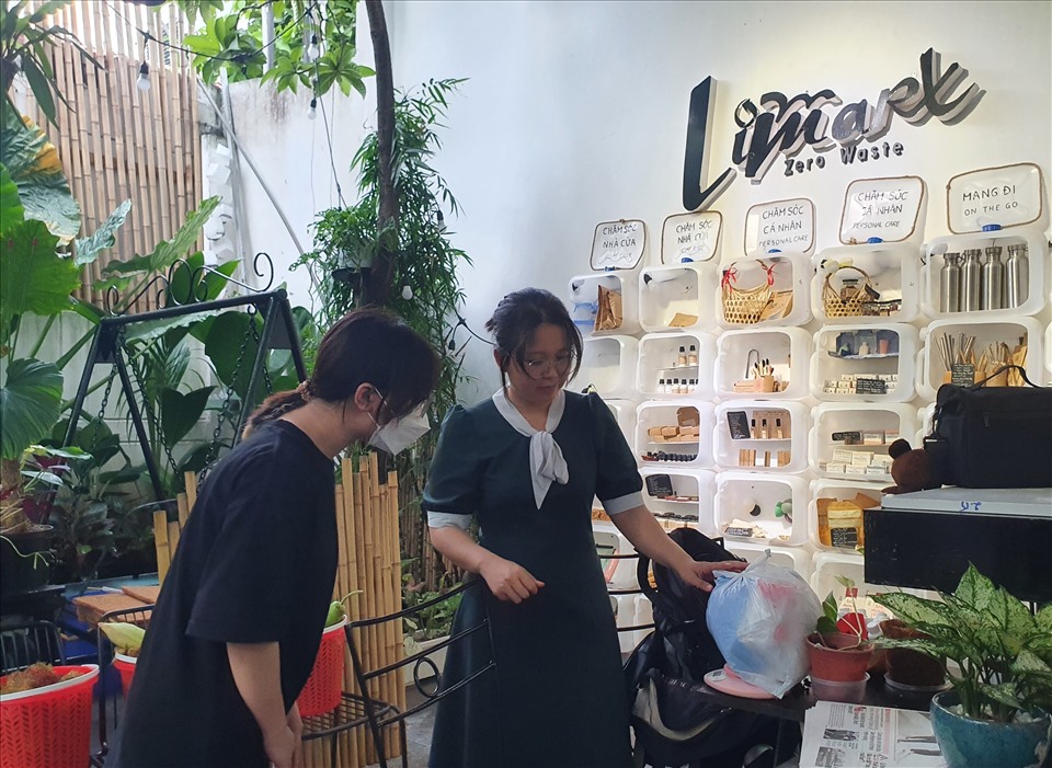 Minh Thư đang cân túi nilon cho khách.