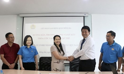 Liên đoàn Lao động quận Đống hướng dẫn điểm đàm phán, ký kết Thoả ước lao động tập thể tại công ty CP Nissho Electronic Việt Nam. Ảnh: CĐQ