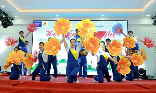 Giải nhất nội dung tập thể dành cho tiết mục múa: Hãy hát vang khúc ca Công đoàn Việt Nam của Liên tổ công đoàn khu may 1.