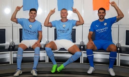 3 tân binh của Manchester City trong mẫu áo mới mùa giải 2022-23. Ảnh: AFP