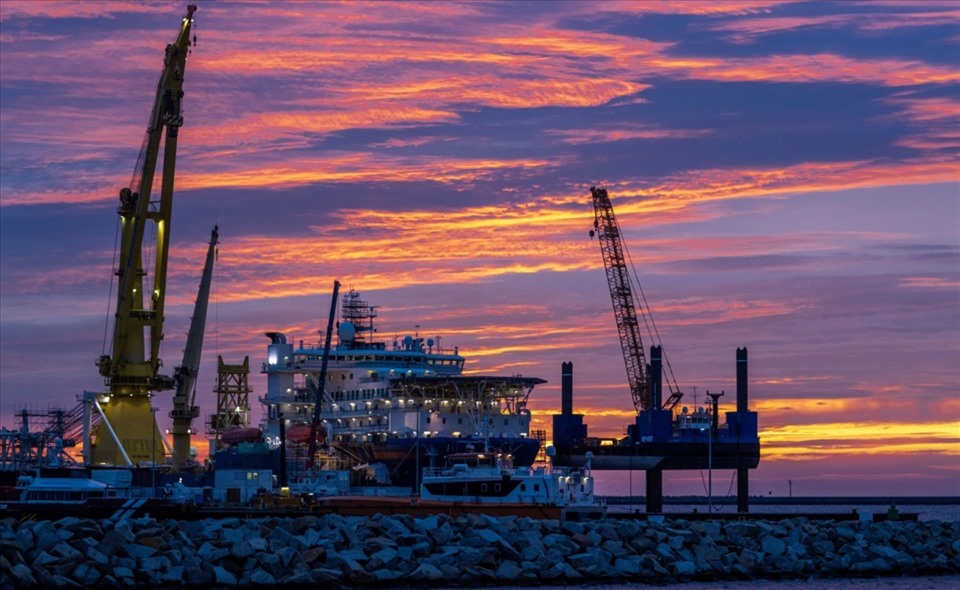 Xây dựng đường ống Nord Stream 2 ở cảng Mukran trên đảo Ruegen, Đức, ngày 9.8.2020. Ảnh: AFP