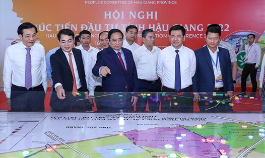 Thủ tướng Phạm Minh Chính xem bản đồ tích hợp các dự án kêu gọi đầu tư tỉnh Hậu Giang - Ảnh: VGP/Nhật Bắc