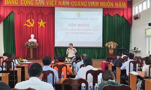 Ông Nguyễn Văn Cường - Trưởng ban Tuyên giáo và Nữ công LĐLĐ tỉnh truyền đạt kiến thức tại buổi tập huấn. Ảnh: LĐLĐ