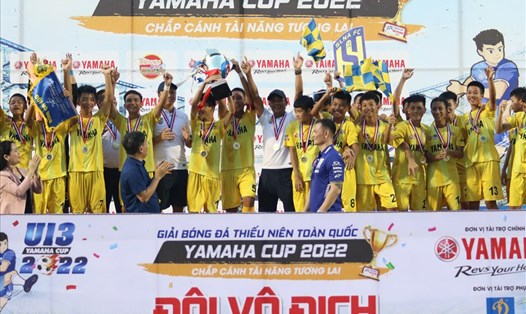 Phút đăng quang Giải Bóng đá Thiếu niên U13 Toàn quốc Yamaha Cup 2022 của đội U13 Sông Lam Nghệ An. Ảnh: T.N.