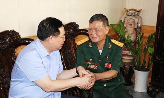 Chủ tịch Quốc hội Vương Đình Huệ thăm hỏi Anh hùng Đoàn Minh Nguyệt.  Ảnh: Minh Khuê