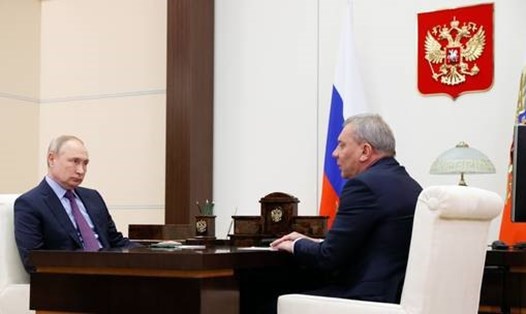 Ông Yury Borisov (phải) báo cáo với Tổng thống Nga Vladimir Putin. Ảnh: Mikhail Klimentyev