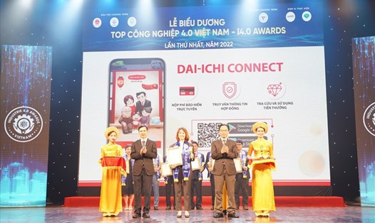 Bà Trần Thị Lan - Giám đốc Kinh doanh khu vực Hà Nội - Dai-ichi Life Việt Nam, nhận giải thưởng “Top doanh nghiệp công nghiệp 4.0 Việt Nam”.