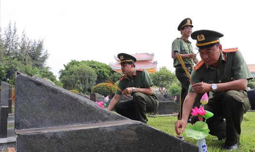 Tổ chức dâng hương, dâng hoa tại Nghĩa trang liệt sĩ Rừng Sác. Ảnh: CĐ CA TP. HCM.