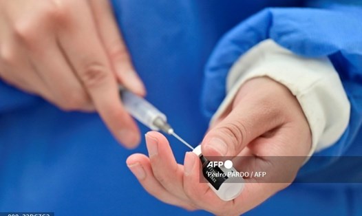 Vương quốc Anh tiêm vaccine mũi 4 cho công dân từ 50 tuổi. Ảnh: AFP